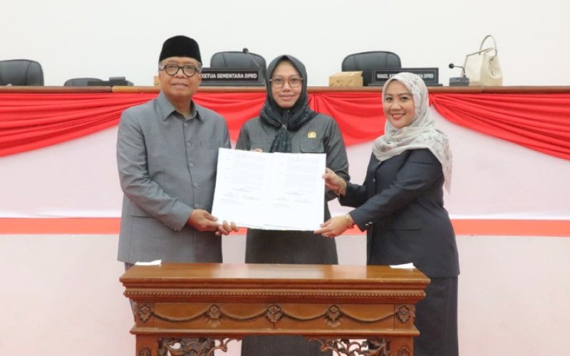 RAPAT PARIPURNA. Sekda Provinsi Sulbar, Muhammad Idris (kiri), menghadiri rapat paripurna DPRD Provinsi Sulbar yang berlangsung di Ruang Paripurna DPRD Sulbar, Selasa (15/10/2024). foto: istimewa