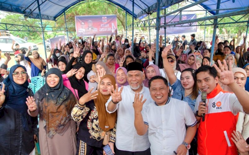 KAMPANYE. Komedian terkenal ibu kota, Narji, yang dahulu tergabung dalam grup Cagur, menemani Calon Wali Kota Makassar Nomor Urut 4, Amri Arsyid, dalam kegiatan blusukan di Kelurahan Tamamaung, Kecamatan Panakkukang, Kota Makassar, Jumat (18/10/2024). foto: istimewa