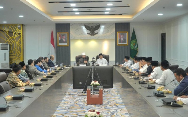 PERTEMUAN. Menteri Agama Nasaruddin Umar menerima Menteri Wakaf Mesir Usamah Sayyid Azhary bersama rombongan dalam kunjungannya ke Kantor Pusat Kementerian (Kemenag) RI, Jakarta Pusat, Selasa (22/10/2024). foto: istimewa