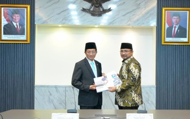 MENAG. Menag periode 2024-2029.Prof Dr KH Nasaruddin Umar melakukan serah terima jabatan dengan Menag periode 2020-2024 Yaqut Cholil Qoumas di Kantor Pusat Kementerian Agama RI, Jalan Lapangan Banteng, Jakarta, Senin (21/10/2024). foto: istimewa