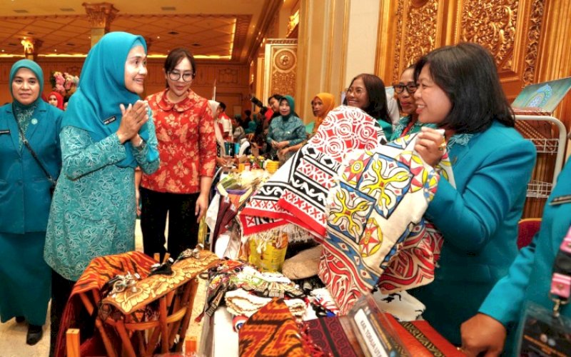 HKG. Pj Ketua TP PKK Sulsel, Ninuk Triyanti Zudan, meninjau stand pada pameran dalam rangkaian peringatan Hari Kesatuan Gerak (HKG) PKK ke-52 Tingkat Provinsi Sulsel berlangsung meriah di Hotel Myko Makassar, Kamis (24/10/2024). foto: istimewa