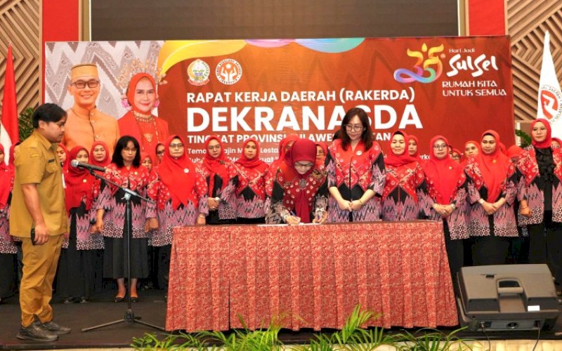PENGUKUHAN. Ketua Dekranasda Provinsi Sulsel, Ninuk Triyanti Zudan, mengukuhkan pengurus Dekranasda Sulsel masa jabatan 2024 di Hotel Claro Makassar, Senin (14/10/2024). foto: istimewa