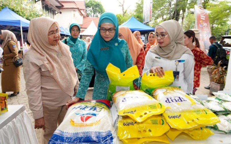 GPM. Pj Ketua TP PKK Provinsi Sulsel, Ninuk Triyanti Zudan, meninjau pelaksanaan Gerakan Pangan Murah (GPM) Serentak yang dilaksanakan Dinas Ketahanan Pangan Sulsel di 24 kabupaten/kota se-Sulsel di Kantor Dinas Ketahanan Pangan Sulsel, Jl Sam Ratulangi, Kota Makassar, Selasa (15/10/2024). foto: istimewa