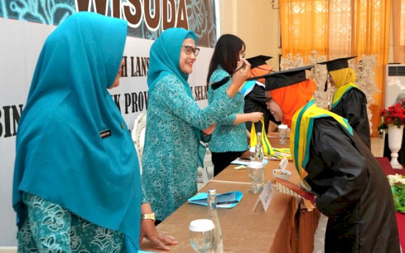 WISUDA. Pj Ketua Tim Penggerak PKK Sulsel, Ninuk Triyanti Zudan, menghadiri Wisuda Sekolah Lansia Ininnawa Binaan PKK Sulsel, yang dilaksanakan di Gedung Balai Kartini, Kota Makassar, Sabtu (12/10/2024). foto: istimewa 