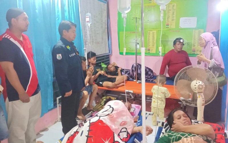 PENANGANAN. Tim Pemprov Sulsel dipimpin langsung Kepala Dinas Kesehatan Sulbar, drg Asran Masdy, melakukan penanganan Demam Berdarah Dengue (DBD) di Desa Ambo Padang, Kecamatan Tutar, Kabupaten Polewali Mandar (Polman). foto: istimewa