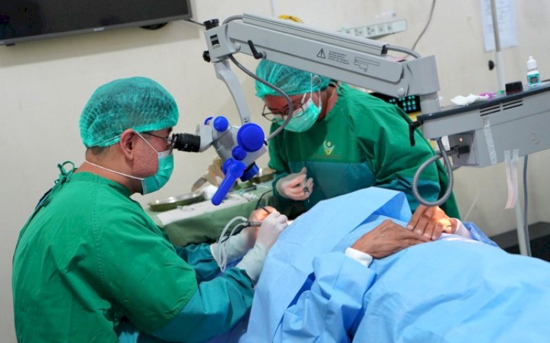 BAKTI SOSIAL. RSUD Haji Makassar menggelar bakti sosial operasi katarak secara gratis dalam rangka Hari Jadi atau Hari Ulang Tahun (HUT) Sulsel ke-355 di RSUD Haji Makassar, Sabtu (19/11/2024). foto: istimewa