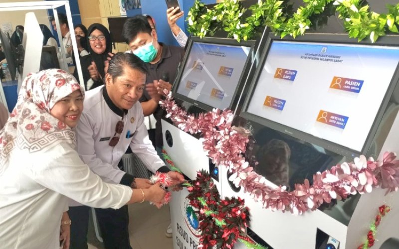 LAUNCHING. RSUD Provinsi Sulbar, manajemen RSUD bersama Dewan Pengawas (Dewas) dan BPJS Kesehatan menggelar launching dan sosialisasi brigding E-Klaim dan Anjungan Pasien Mandiri di RSUD Provinsi Sulbar, Rabu (16/10/2024). foto: istimewa