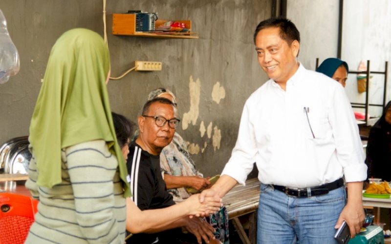 MENYAPA. Calon Wakil Wali Kota Makassar Nomor Urut 4, Abd Rahman Bando, menyapa warga saat kunjungan di Kelurahan Maradekaya, Kecamatan Makassar, Kota Makassar. foto: istimewa