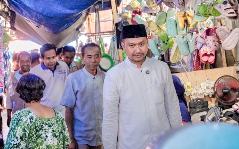 BLUSUKAN. Calon Wali Kota Makassar, Andi Seto Gadhista Asapa, melakukan blusukan, beberapa waktu lalu. foto: istimewa