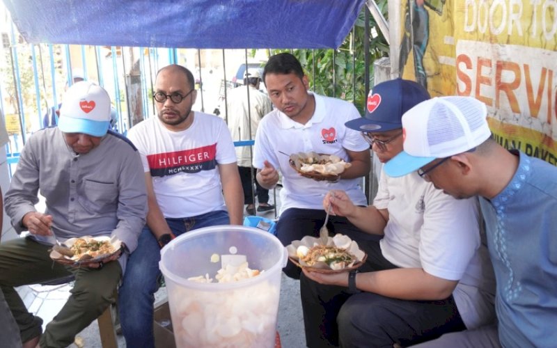 MERAKYAT. Calon Wali Kota Makassar nomor urut 2, Andi Seto Gadhista Asapa, tak segan untuk menikmati makanan pedagang kaki lima di pinggir jalan, usai blusukan di Pasar Bonto Makkio, Kelurahan Tidung, Kecamatan Rappocini, Kota Makassar, Rabu (9/10/2024) pagi. foto: istimewa