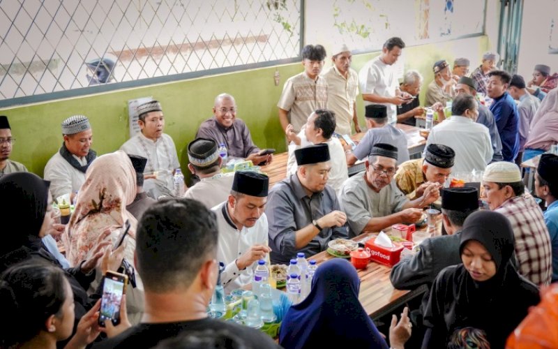 MAKAN BERSAMA. Calon Wali Kota Makassar, Andi Seto Gadhista Asapa, makan sop ubi bersama jemaah dan warga, usai menunaikan Salat Jumat di Masjid Istiqomah, Jl Sungai Saddang, Kelurahan Maradekaya Selatan, Kecamatan Makassar, Jumat (11/10/2024). foto: istimewa