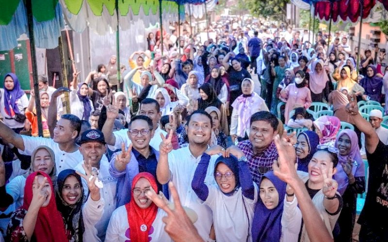 SILATURAHMI. Ketua DPRD Kota Makassar, Supratman, mengumpulkan ribuan warga Jl Swadaya Mas, Kelurahan Batua, Kecamatan Manggala, Kota Makassar, Senin (14/10/2024). Hadir langsung Calon Wali Kota Makassar, Andi Seto Gadhista Asapa. foto: istimewa
