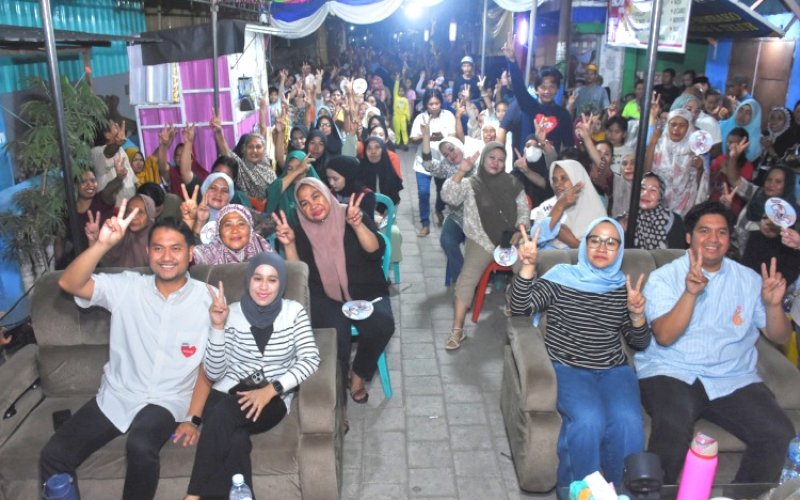 DUKUNGAN. Calon Wali Kota dan Wakil Wali Kota Makassar Nomor Urut 2, Andi Seto Asapa-Rezki Mulfiati Lutfi (Seto-Rezki), menghadiri pertemuan di Jl Tinumbu, Lorong 148, Kelurahan Bunga Eja Beru, Kecamatan Tallo, Minggu (27/10/2024) malam. foto: istimewa