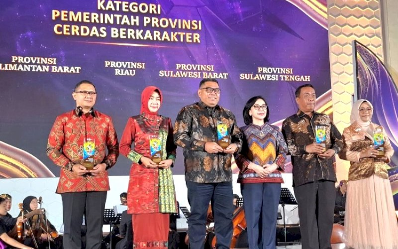 PENGHARGAAN. Provinsi Sulbar mendapatkan penghargaan kategori Pemerintah Provinsi Cerdas Berkarakter 2024 dari Pusaka Kementerian Pendidikan, Kebudayaan, Riset, dan Teknologi (Kemendikbudristek), Senin (7/10/2024). foto: istimewa