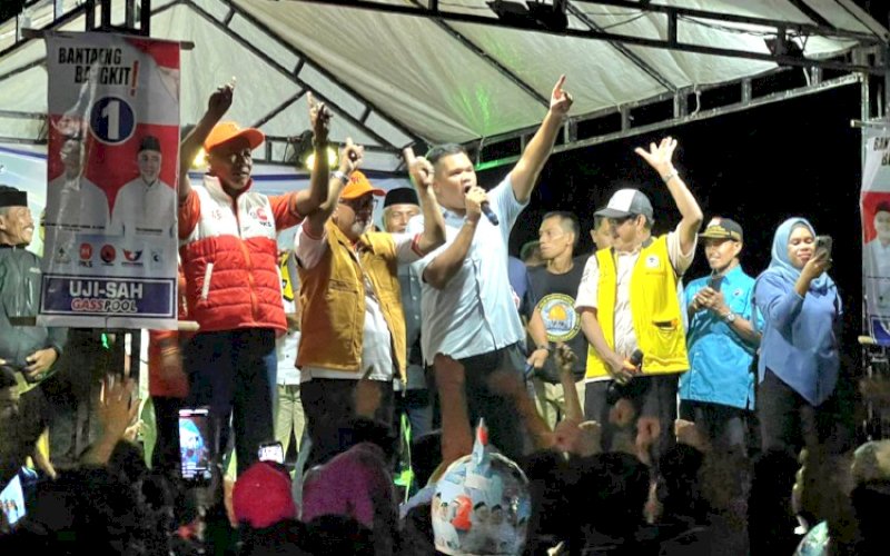 KANPANYE. Ribuan masyarakat Desa Pa'jukukang, Kecamatan Pa'jukukang, Kabupaten Bantaeng, menghadiri kampanye Pasangan Calon Bupati dan Wakil Bupati Bantaeng Nomor Urut 1, M Fathul Fauzy Nurdin-Sahabuddin (Uji-Sah) di Lapangan Kampung Bakara, Senin (21/10/2024). foto: istimewa