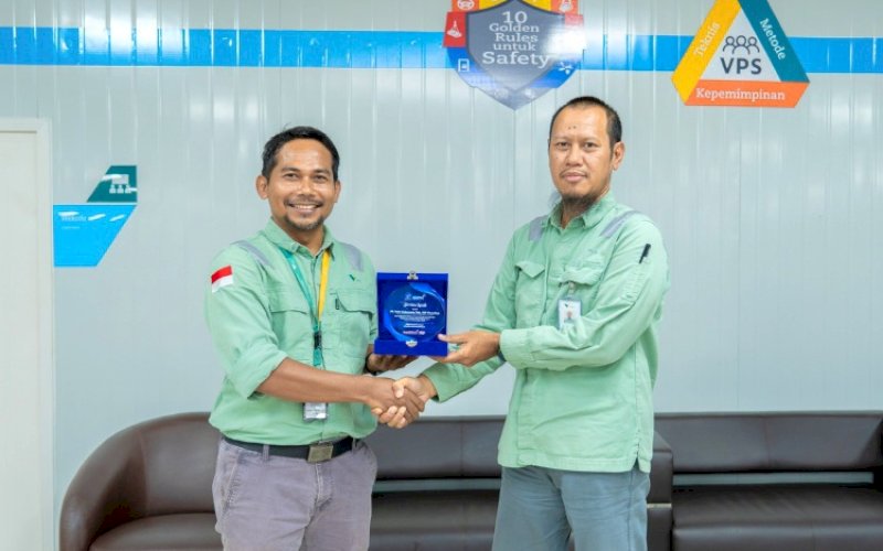 PENGHARGAAN. Indonesia Growth Project (IGP) Pomalaa menerima penghargaan dari Loka Monitor SFR Kendari. foto: istimewa