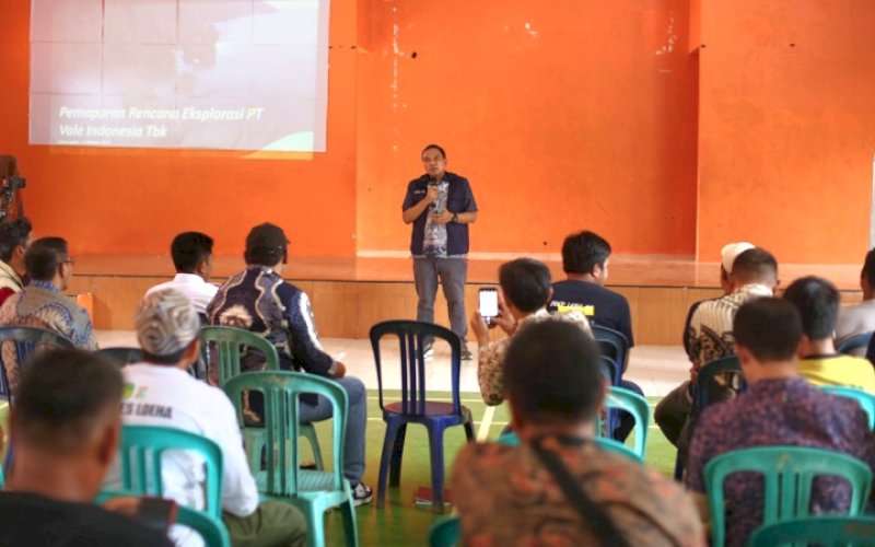 DIALOG. PT Vale Indonesia Tbk (PT Vale) bersama pemerintah desa, Kesatuan Pengelola Hutan Larona, dan tokoh masyarakat yang terdiri dari tokoh agama, tokoh pemuda, tokoh perempuan dan tokoh yang dituakan di Desa Loeha dan Desa Rante Angin yang akan terdampak kegiatan eksplorasi, melakukan dialog terbuka di Aula Kantor Desa Loeha. foto: istimewa