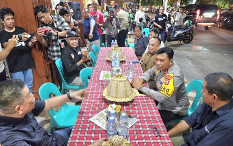 NGOPI. Kapolda Sulsel, Irjen Pol Yudhiawan Wibisono, menyempatkan ngopi bareng awak media atau jurnalis di Warung Kopi (Warkop) Dg Anas, Jl Faisal XII, Kota Makassar, Senin (28/10/2024) petang. foto: doelbeckz/pluz.id