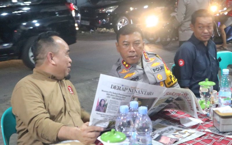 NGOPI. Kapolda Sulsel, Irjen Pol Yudhiawan Wibisono, ngopi bareng awak media atau jurnalis di Warung Kopi (Warkop) Dg Anas, Jl Faisal XII, Kota Makassar, Senin (28/10/2024) petang. foto: doelbeckz/pluz.id