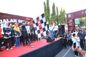 Pjs Wali Kota Makassar Bersama Pj Gubernur dan Ribuan Masyarakat Meriahkan Jalan Sehat HUT Sulsel Ke-355