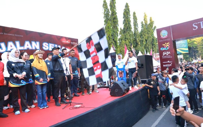 PELEPASAN. Pj Gubernur Sulsel, Zudan Arif Fakhrulloh, melepas peserta Jalan Sehat Hari Jadi atau Hari Ulang Tahun (HUT) Sulsel ke-355 di Monumen Mandala Makassar, Minggu (13/10/2024). foto: istimewa