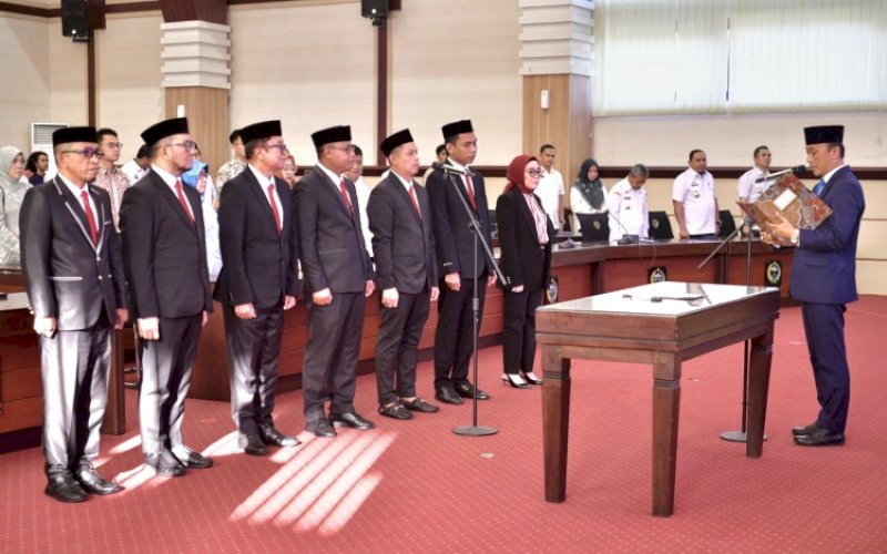 PELANTIKAN. Pj Gubernur Sulsel, Zudan Fakrulloh, melantik Komisioner KPID Sulsel untuk periode 2024-2027di Ruang Rapat Pimpinan (Rapim) Kantor Gubernur Sulsel, Rabu (9/10/2024). foto: istimewa