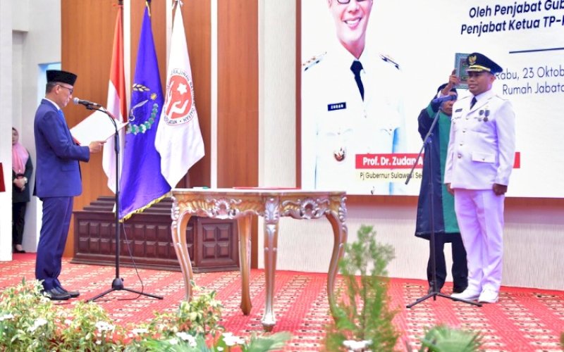 PELANTIKAN. Pj Gubernur Sulsel, Zudan Arif Fakrulloh, melantik Marwan Mansyur sebagai Pj Bupati Enrekang di Aula Tudang Sipulung Rujab Gubernur Sulsel, Rabu (23/10/2024).&nbsp;foto: istimewa