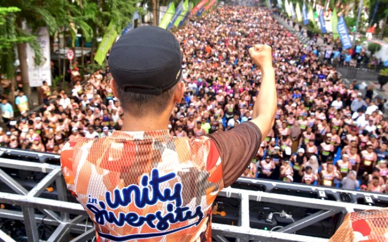 PELEPASAN. Ketua Dewan Pengurus Korpri Nasional yang juga Pj Gubernur Sulsel, Zudan Arif Fakrulloh, secara resmi melepas peserta Korpri Run 2024 di depan Rumah Jabatan Gubernur Sulsel, Jl Jenderal Sudirman, Kota Makassar, Minggu (27/10/024). foto: istimewa