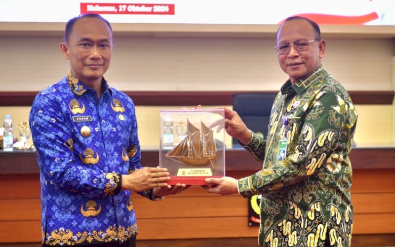 MOU. Pj Gubernur Sulsel, Zudan Arif Fakrulloh, menyaksikan penandatanganan Memorandum of Understanding (MoU) antara 17 perguruan tinggi dengan 30 perusahaan swasta dan Badan Usaha Milik Negara (BUMN) di Sulsel di Ruang Rapat Pimpinan Kantor Gubernur Sulsel, Kamis (17/10/2024). foto: istimewa