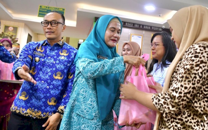 BAKTI SOSIAL. Pj Gubernur Sulsel Zudan Arif Fakrulloh bersama Pj Ketua TP PKK Sulsel, Ninuk Triyanti Zudan menghadiri bakti sosial di RSKDIA Pertiwi Makassar, Kamis (17/10/2024). foto: istimewa