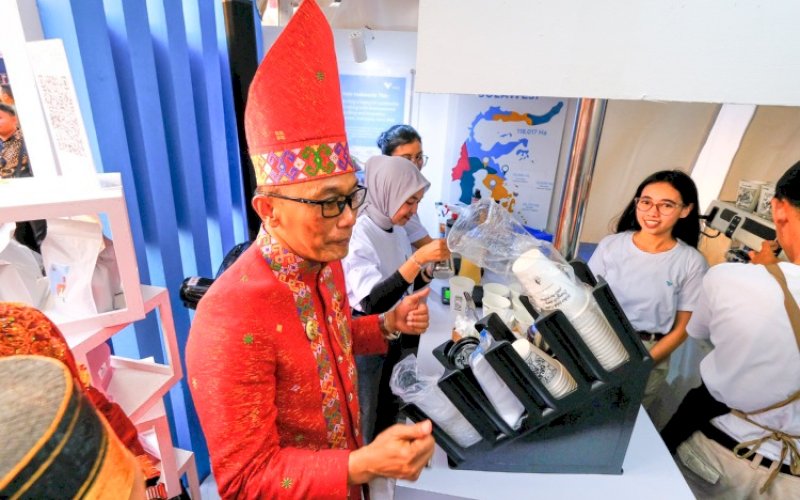 KUNJUNGAN. Pj Gubernur Sulsel, Zudan Arif Fakrulloh, mengunjunhi booth PT Vale Indonesia pada Pameran UMKM dalam rangka Hari Jadi Sulsel ke-355 di Anjungan Pantai Losari Makassar. foto: istimewa