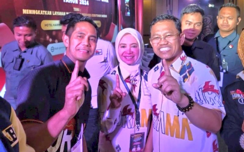 SIMBOL KAMPANYE. Istri Calon Bupati Gowa Amir Uskara, Tenri Ajeng (tengah), mendampingi suaminya (kanan) di berbagai acara sambil memperlihatkan simbol kampanye. foto: istimewa