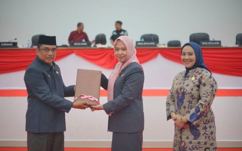 PENYERAHAN. Plh Sekda Provinsi Sulbar Amujib menyerahkan Ranperda APBD 2025 kepada Ketua DPRD Sulbar pada Paripurna Penyerahan Nota Keuangan Ranperda APBD 2025 di Gedung DPRD Sulbar, Kamis (21/11/2024). foto: istimewa