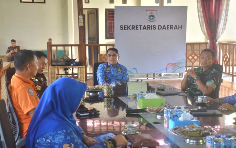 RAKOR. Plh Sekda Provinsi Sulbar, Amujib, memimpin Rapat Koordinasi dan Evaluasi Pengendalian Inflasi di Sulbar di Rumah Jabatan Sekda Sulbar, Senin (18/11/2024). foto: istimewa
