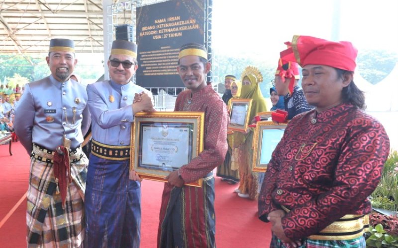 PENGHARGAAN. Pjs Wali Kota Makassar Andi Arwin Azis mendampingi Sekda Provinsi Sulsel Jufri Rahman menyerahkan penghargaan pada perayaan HUT Kota Makassar ke-417 di Lapangan Karebosi Makassar, Sabtu (9/11/2024). foto: istimewa