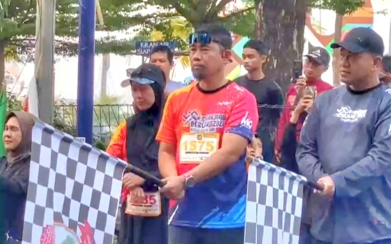 PELEPASAN. Pjs Wali Kota Makssar Andi Arwin Azis bersama Kapolrestabes Makassar Kombes Pol Mokhamad Ngajib melepas peserta Kareba 10K Makassar Berlari pada lokasi star dan finis di Anjungan Pantai Losari Makassar, Minggu (10/11/2024). foto: istimewa