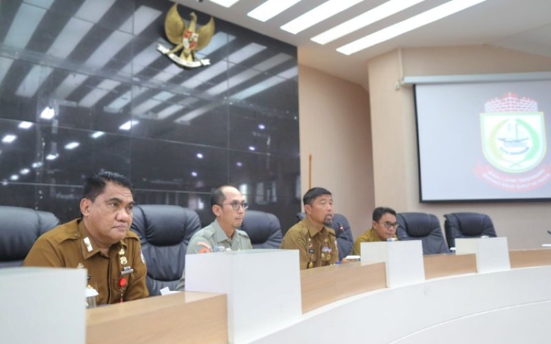 RAKOR. Pjs Wali Kota Makassar, Andi Arwin Azis (ketiga kiri), pimpin Rapat Koordinasi (Rakor) bersama seluruh jajaran pimpinan Organisasi OPD, camat serta lurah se-Kota Makassar, terkait persiapan menghadapi musim hujan di Ruang Sipakatau, Balai Kota Makassar, Selasa (12/11/2024). foto: istimewa