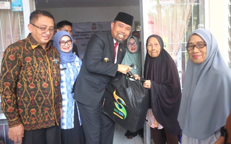 PENYERAHAN. Pjs Wali Kota Makassar, Andi Arwin Azis, menyerahkan paket penghargaan bagi Korps Cacad Veteran RI dan Janda Perintis Kemerdekaan di Monumen Korban 40.000 Jiwa, Kota Makassar, Kamis (31/10/2024). foto: istimewa