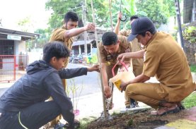 Pjs Wali Kota Makassar Tanam Pohon Bersama di Manggala