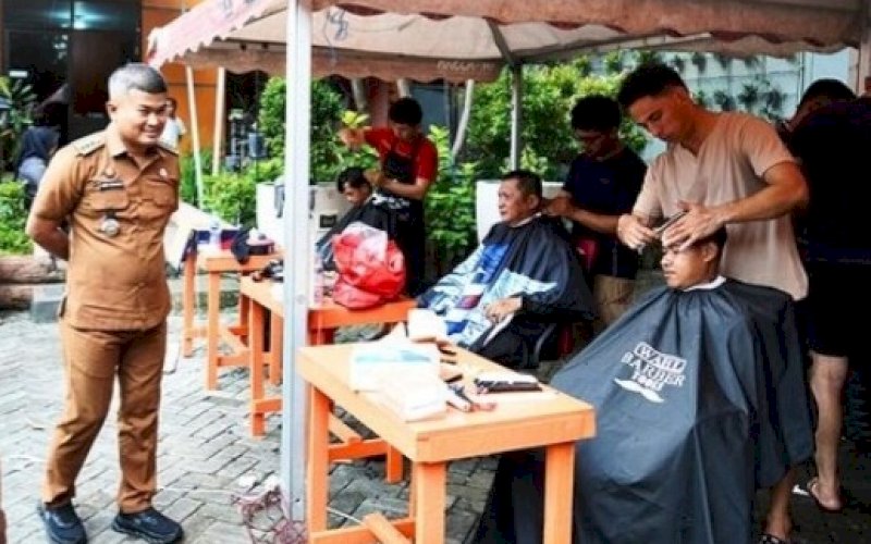 PENINJAUAN. Camat Mamajang, Andi Irdan Pandita, meninjau kegiatan cukur gratis di halaman Kantor Kecamatan Mamajang, Kota Makassar, Senin (18/11/2024). foto: istimewa