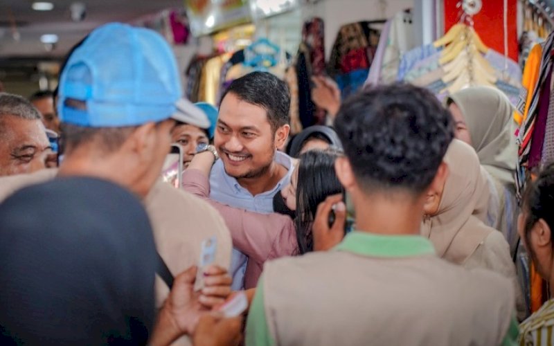 BLUSUKAN. Calon Wali Kota Makassar Nomor Urut 2, Andi Seto Gadhista Asapa, blusukan di Pasar Butung, Kecamatan Wajo, Kota Makassar, Selasa (12/11/2024). foto: istimewa