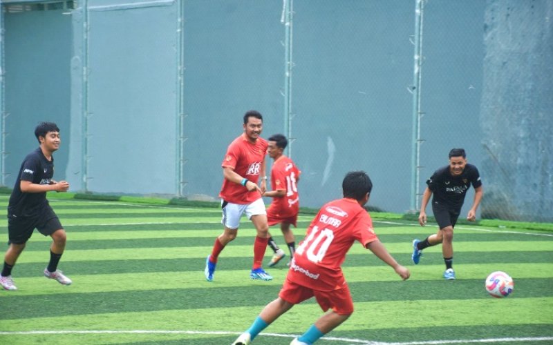 MAIN BOLA. Calon Wali Kota Makassar, Andi Seto Gadhista Asapa, mengisi masa tenang Pilwalkot Makassar 2024 dengan bermain bola mini soccer bersama anak muda dan sejumlah jurnalis di Lapangan Sapta Mini Soccer, Jl AP Pettarani, Kota Makassar, Senin (25/11/2024). foto: istimewa