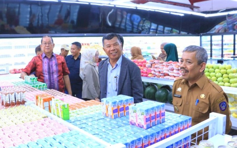 SWALAYAN. Bupati Bulukumba yang saat ini tengah menjalani cuti, Andi Muchtar Ali Yusuf (tengah), menghadiri undangan spesial dalam grand opening swalayan terbesar di Bulukumba, Toko Sejahtera, Senin (4/11/2024). foto: istimewa