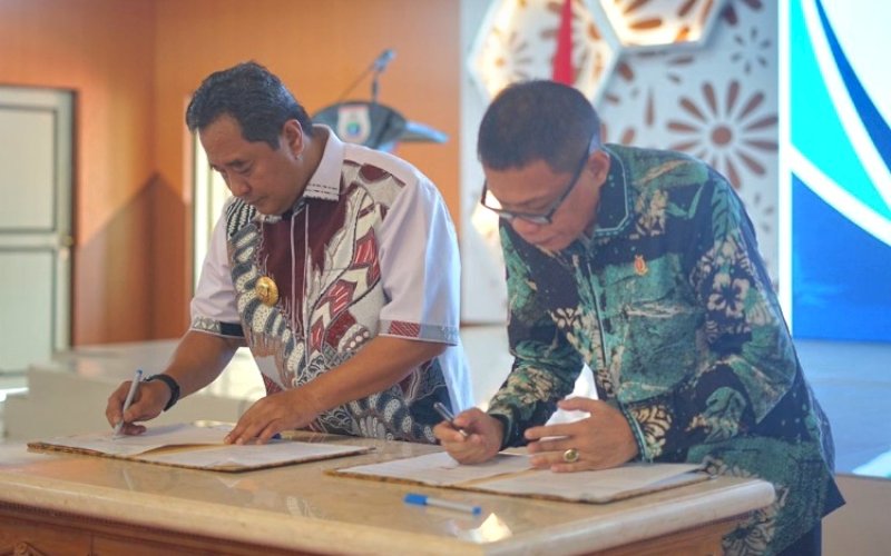 KERJA SAMA. Pj Gubernur Sulbar Bahtiar Baharuddin bersama Kepala Kejaksaan Tinggi Provinsi Sulbar Andi Darmawangsa melakukan penandatangan Kesepakatan Bersama tentang Penanganan Masalah Hukum Bidang Perdata dan Tata Usaha Negara di Graha Sandeq Komplek Rujab Gubernur Sulbar, Jumat (1/11/2024). foto: istimewa