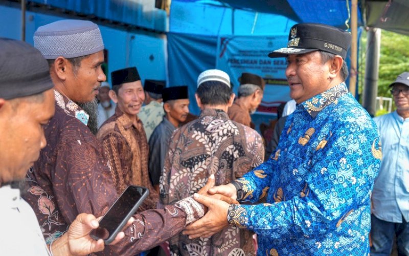 BANTUAN. Pj Gubernur Sulbar, Bahtiar Baharuddin, resmikan dan serah terima bantuan rahabilitasi rumah korban bencana banjir 2024 di Desa Sondoang, Kecamatan Kalukku, Kabupaten Mamuju, Sulbar, Jumat (29/11/2024). foto: istimewa