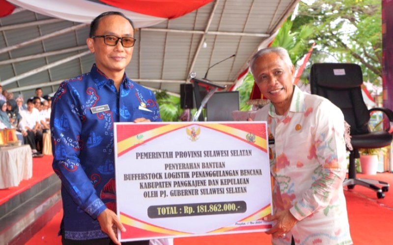 BANTUAN. Pj Gubernur Sulsel, Zudan Arif Fakrulloh, menyerahkan bantuan di sela-sela melakukan Kunjungan Kerja (Kunker) sekaligus silaturahmi dengan Aparatur Sipil Negara (ASN) di Kabupaten Pangkajene dan Kepulauan (Pangkep), Jumat (1/11/2024). foto: istimewa