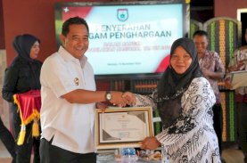 Pj Gubernur Beri Piagam Penghargaan kepada Warga Sulbar sebagai Pelopor Masyarakat