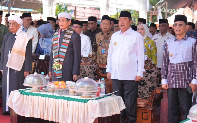 HAUL AKBAR. Pj Gubernur Sulbar Bahtiar Baharuddin mendampingi Menteri Agama RI Nasaruddin Umar saat menghadiri Haul Akbar Anregurutta KH Abdurrahman Ambo Dalle ke-28 di Pondok Pesantren Al Ihsan DDI Kanang, Kabupaten Polewali Mandar, Sulbar, Sabtu (30/11/2024). foto: istimewa