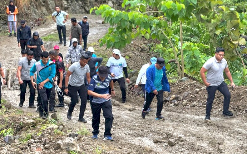 HIKING. Pj Gubernur Sulbar, Bahtiar Baharuddin, bersama pimpinan instansi/lembaga vertikal lingkup Pemprov Sulbar memilih hiking di Bukit Sukun Bhayangkara 78, Polda Sulbar, Minggu (24/11/2024). foto: istimewa