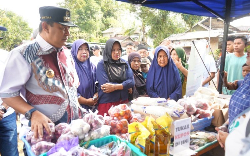 INFLASI. Pj Gubernur Sulbar, Bahtiar Baharuddin, meninjau Gerakan Pangan Murah (GPM). Inflasi di Sulbar Oktober 2024 tercatat sebesar 1,63 persen secara Year on Year (YoY). foto: istimewa